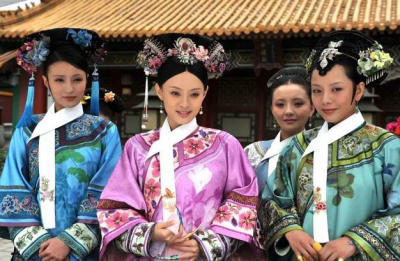 ​清朝后宫里的妃嫔为什么脖子上要围一块白条？