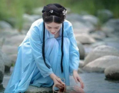 ​古代女子投河自尽时，都要在河边留一双绣花鞋