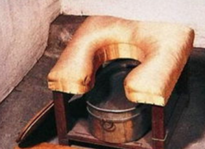 ​古代厕所为什么会放一根木棍和一盘红枣？