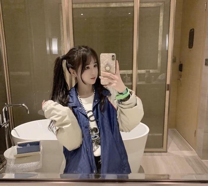 杨清柠晒出“浴池照”,晒出骄人曲线超性感,万千宅男截图无数!
