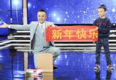 ​6岁小沐沐首秀，五官精致气度非凡，与父亲汪涵同台默契十足