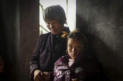 ​男子网恋被骗巨款，精神失常纵火烧屋，奶奶无力抚养孙女心生绝望