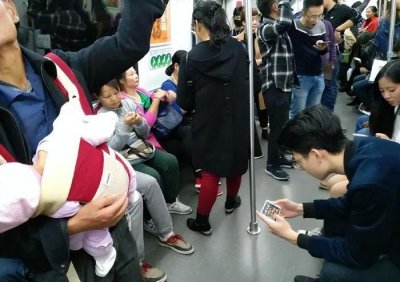 ​男孩地铁上没让座，被老人怒骂“没教养”，妈妈的反击很解气