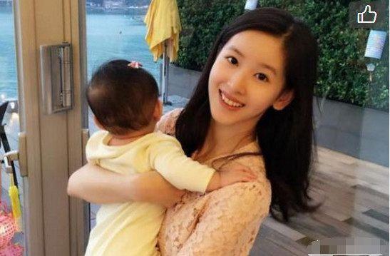 奶茶妹妹章泽天带女儿背影出境, 网友: 背影都极像刘强东