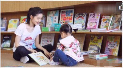 ​奶茶妹妹章泽天带女儿背影出境, 网友: 背影都极像刘强东