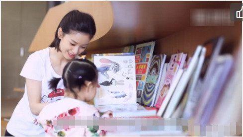 奶茶妹妹章泽天带女儿背影出境, 网友: 背影都极像刘强东