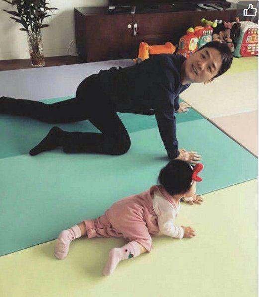 奶茶妹妹章泽天带女儿背影出境, 网友: 背影都极像刘强东