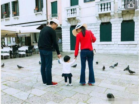 奶茶妹妹章泽天带女儿背影出境, 网友: 背影都极像刘强东