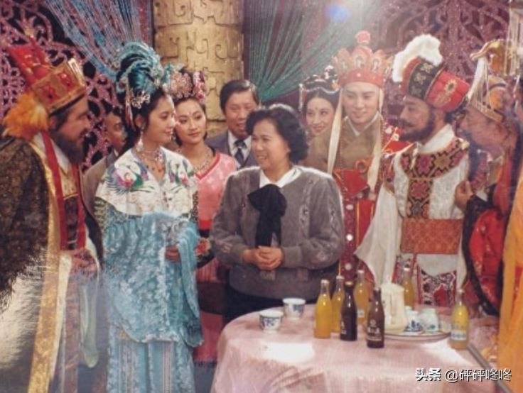 86版《西游记》罕见旧照，女儿国国主端庄持重，美得很古典