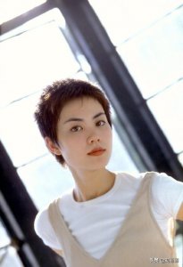 ​王菲剪超短发，时尚有气质，看着像18，美到不敢相信
