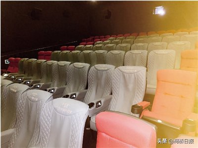​按摩椅搬进影院放映厅，你会使用吗？