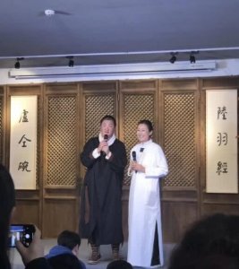 ​孙楠与49岁三婚妻子罕见同框秀恩爱