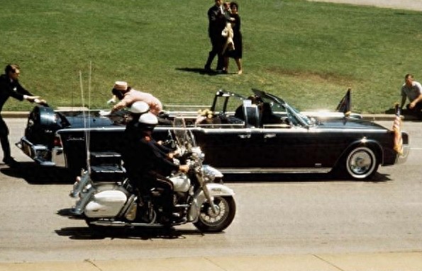 1963年肯尼迪总统遇刺,图2爆头瞬间,图4总统夫人飞身捡掉落头骨