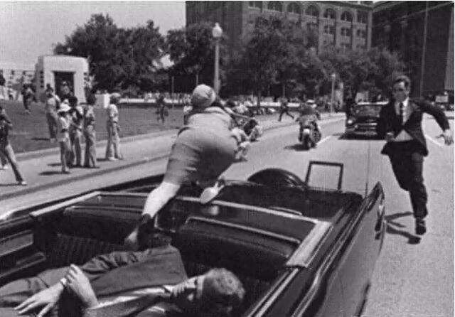 1963年肯尼迪总统遇刺,图2爆头瞬间,图4总统夫人飞身捡掉落头骨