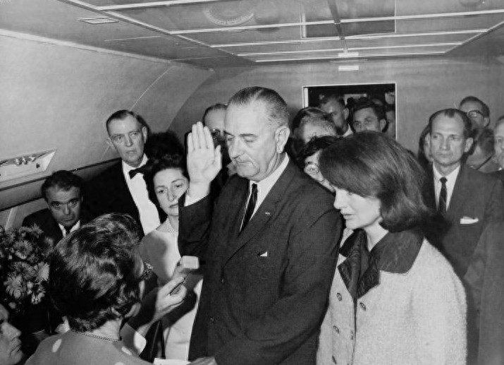 1963年肯尼迪总统遇刺,图2爆头瞬间,图4总统夫人飞身捡掉落头骨