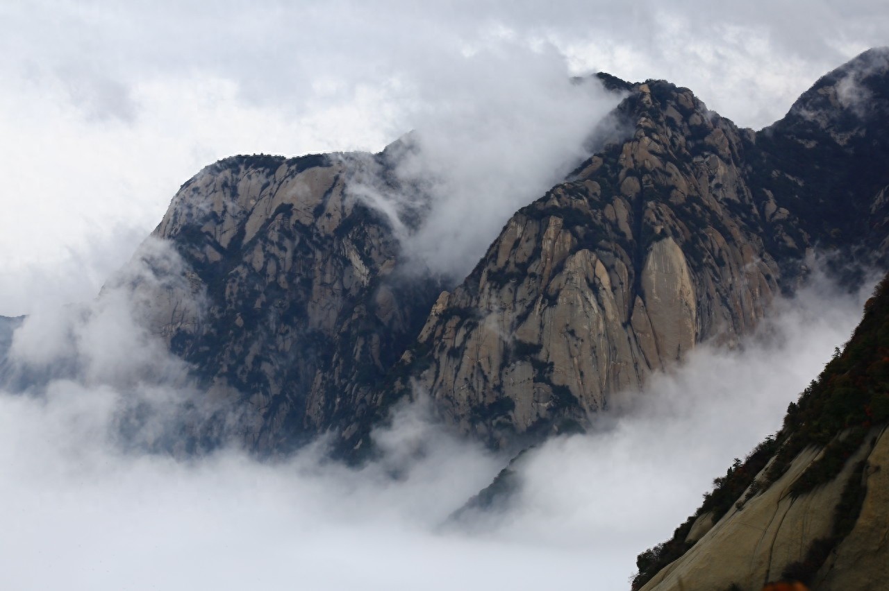 华山古称“西岳”，雅称“太华山”
