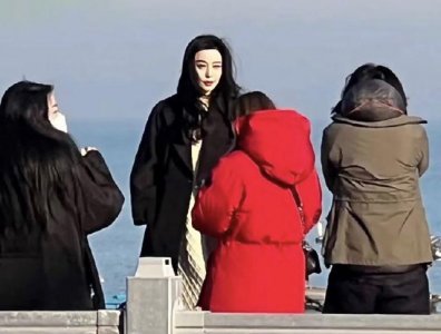 ​范冰冰与男友罕秀恩爱，两人同框似隔辈人，男方帮拿衣服像小跟班