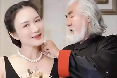 ​张纪中73岁再当爹！爱妻法喜寺惊艳亮相，四胎孕肚成焦点