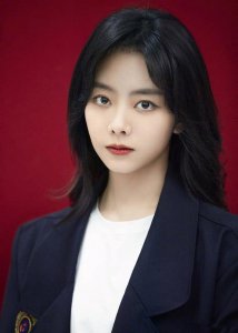 ​难得见谭松韵将头发扎起来，扎出两条小辫子，可爱俏皮了一些