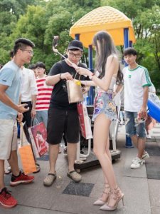 ​腐团儿晒最爱的Cos作品，没有P图痕迹，看到她的长腿我酸了！