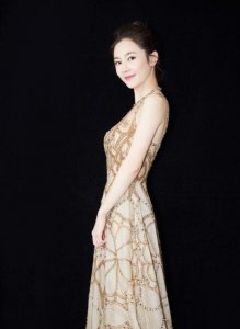 ​罗米：美丽优雅，身材曼妙性感妩媚！