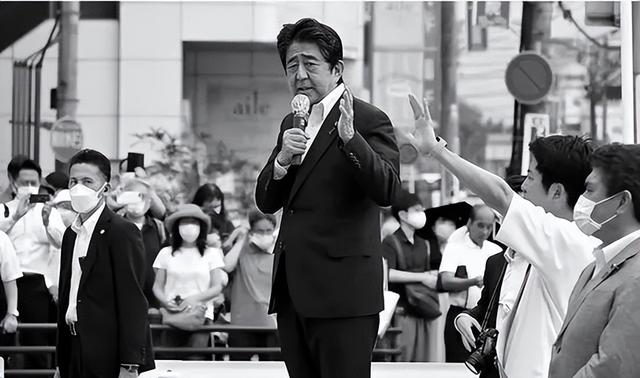 安倍枪杀后日本民众什么反应（为安倍痛哭的驻日记者曾颖遭网暴）(14)