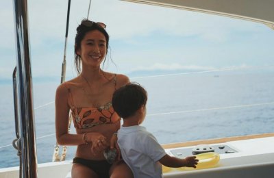 ​演员隋棠罕见晒美照，穿比基尼坐游艇秀身材，细腰长腿很是吸睛