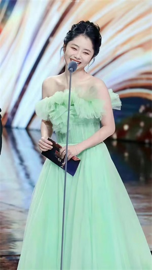 很难想象谭松韵都32岁了,真的好漂亮、好灵动