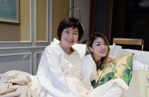 郑恺前女友程晓玥妈妈去世,好友发文悼念,曾催女儿和郑凯快结婚