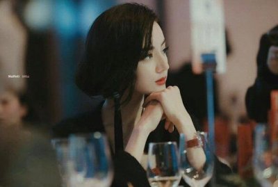 ​迪丽热巴民国风造型，烈焰红唇、黑短发，气质拿捏住了！