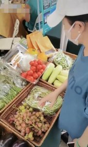 ​任静付笛声现状近况(54岁任静素颜逛路边菜摊)