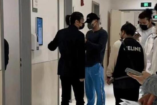 黄子韬深夜挂急诊