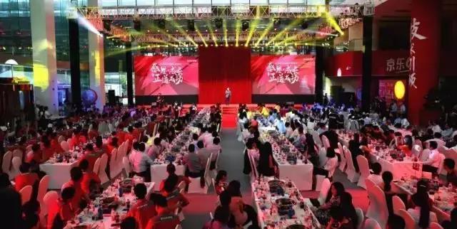 京东家宴上刘强东喝啥酒?我不说你肯定也知道!