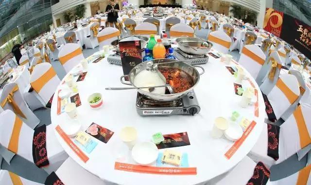 京东家宴上刘强东喝啥酒?我不说你肯定也知道!