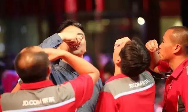 京东家宴上刘强东喝啥酒?我不说你肯定也知道!