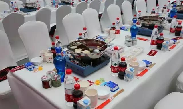 京东家宴上刘强东喝啥酒?我不说你肯定也知道!