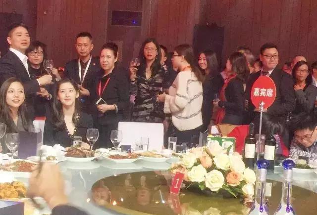 京东家宴上刘强东喝啥酒?我不说你肯定也知道!