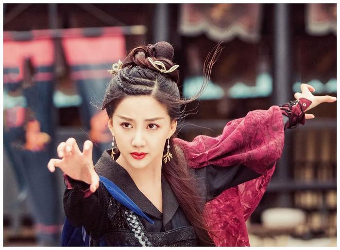 新版“殷素素”首秀就霸屏全网,网友评价比郭妃丽还有辨识度