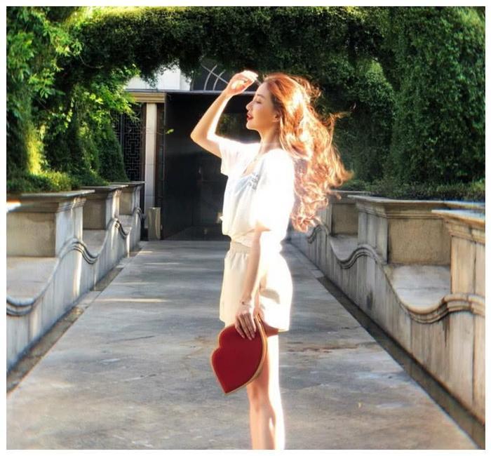 新版“殷素素”首秀就霸屏全网,网友评价比郭妃丽还有辨识度