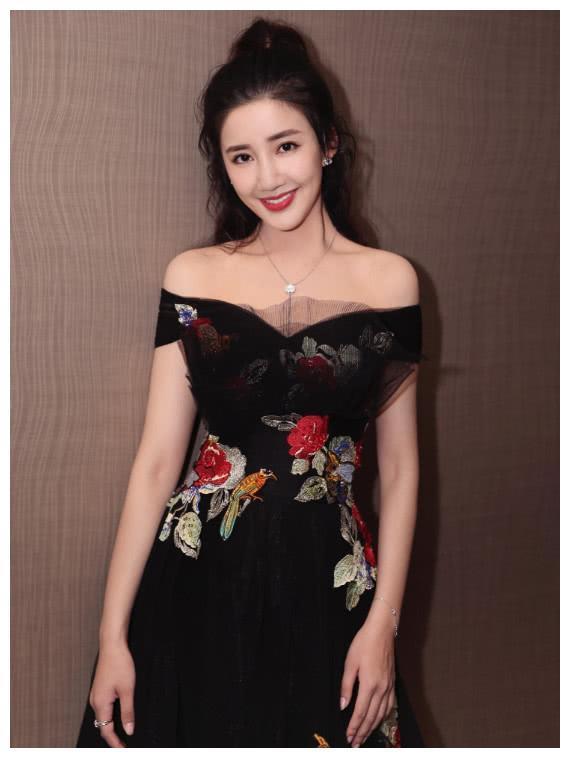 新版“殷素素”首秀就霸屏全网,网友评价比郭妃丽还有辨识度