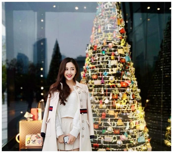 新版“殷素素”首秀就霸屏全网,网友评价比郭妃丽还有辨识度