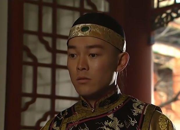 《雍正王朝》里,弘时贵为皇子,为什么要泄露雍正的科举考题?