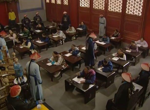 《雍正王朝》里,弘时贵为皇子,为什么要泄露雍正的科举考题?