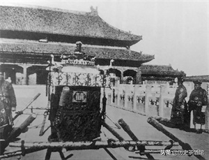 老照片再现溥仪的传奇一生:图七为复辟,最后一张是特赦后的生活