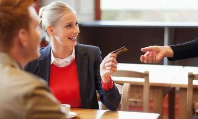 ​抢着买单的女孩子才值得交往(约会女生抢着买单)