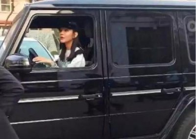 ​开奔驰的小姐姐