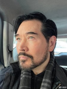 ​费翔遭卷“和刘文正闹翻”后首发文，懒理流言微笑报近况