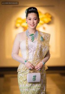 ​玉镯值得买吗(翡翠手镯多少钱就不错了)