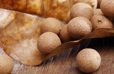 ​龙眼有什么作用与功效(龙眼和桂圆的功效与作用及禁忌)