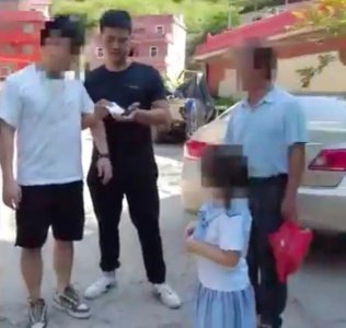 ​抓捕现场，民警为何藏起手铐？